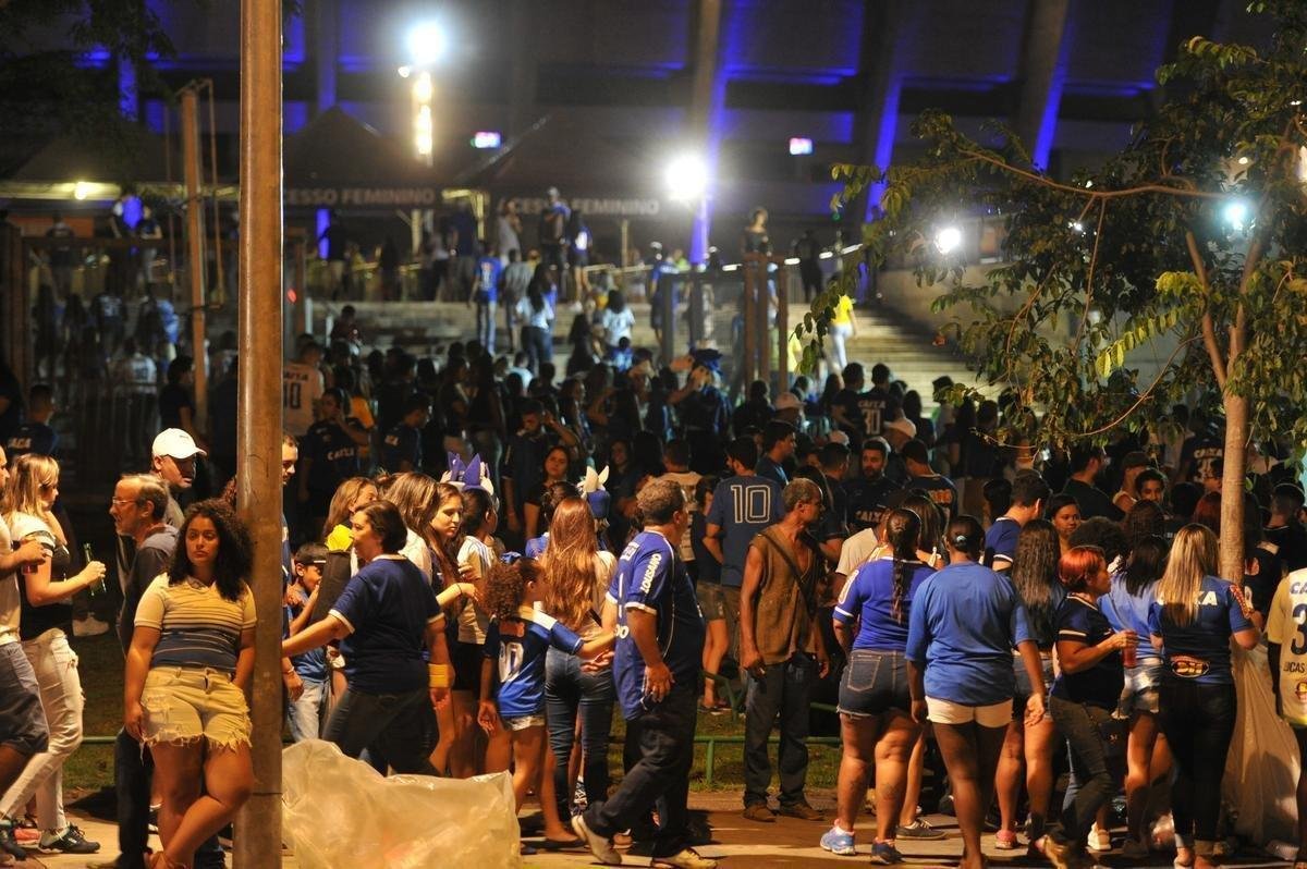 Com lanamento de uniforme e aes voltadas para o Dia Internacional da Mulher, Cruzeiro movimentou esplanada do Mineiro antes de jogo contra a URT (crdito: Juarez Rodrigues/EM D.A Press)