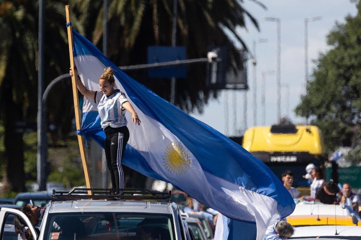 Multido festeja, no Centro de Buenos Aires, o tri mundial da Argentina conquistado na Copa do Catar