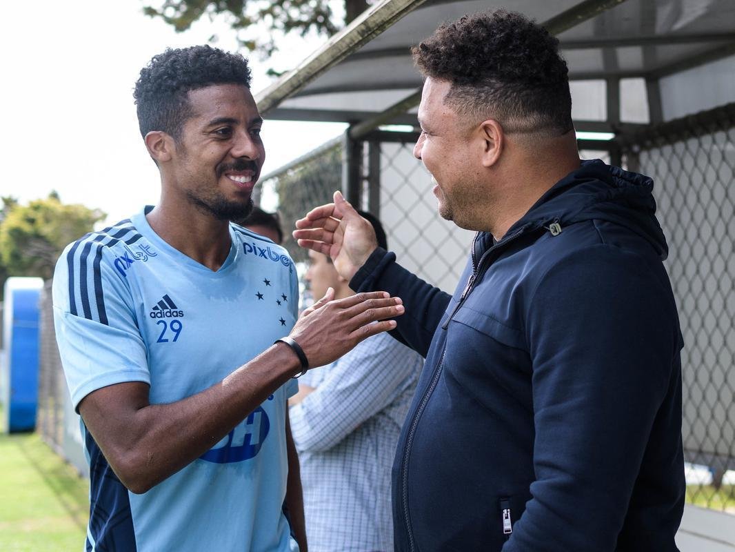 Em Belo Horizonte, Ronaldo acompanhou treino do Cruzeiro na manh desta quarta-feira (15) e conversou com jogadores na Toca da Raposa II