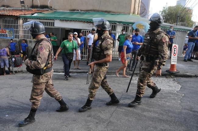 Fotos da torcida do Cruzeiro na vitria do time por 3 a 0 sobre a URT, no Independncia, pela primeira rodada do Campeonato Mineiro. Ronaldo, dono de 90% da SAF cruzeirense, esteve presente e foi ovacionado pelo pblico