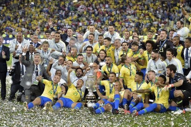 Seleção Brasileira derrota Peru por 3 a 1, conquista Copa América e ergue a taça no Maracanã; veja as fotos da festa do Brasil