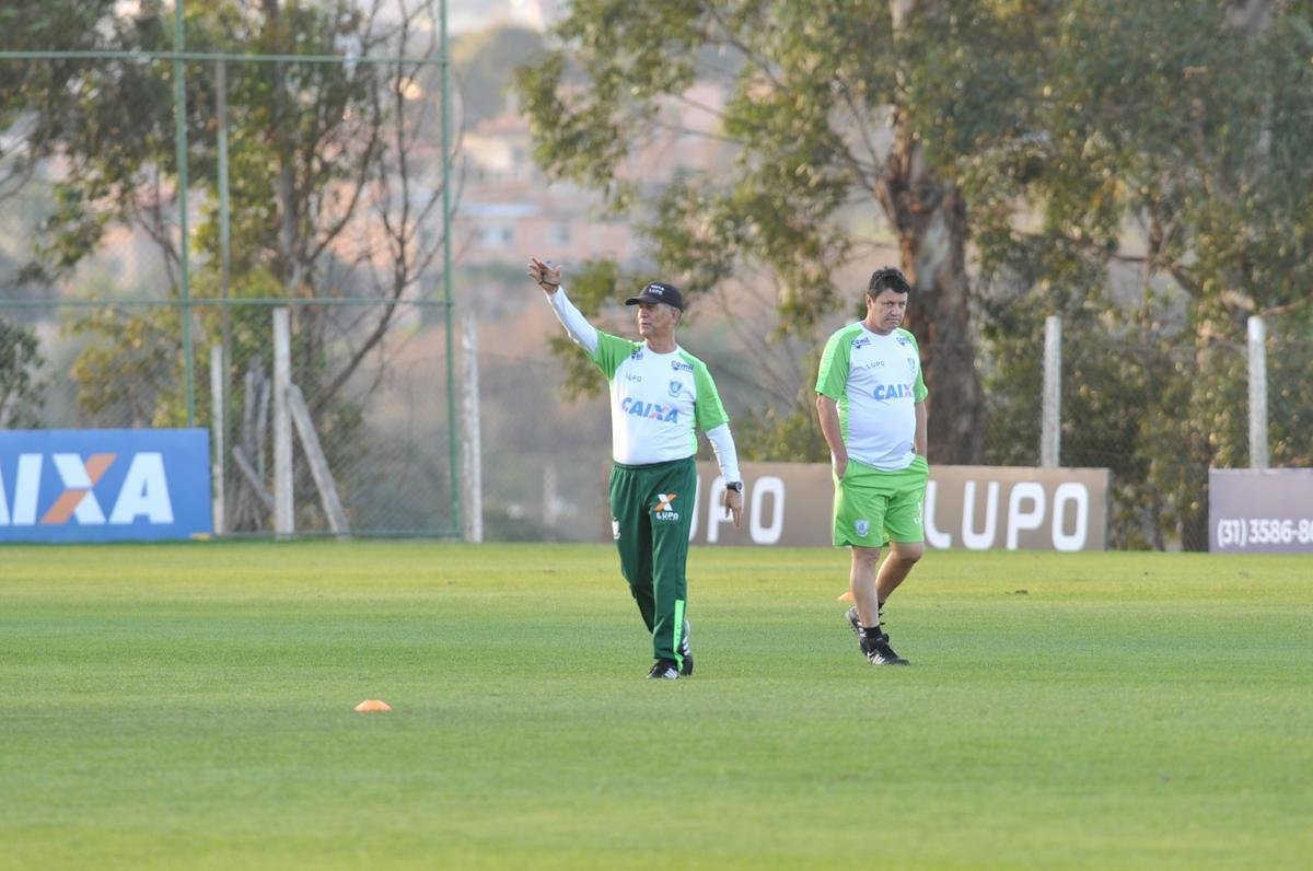 Depois de reunio com elenco e diretoria, Adilson Batista observou treino comandado por Drubscky no Amrica