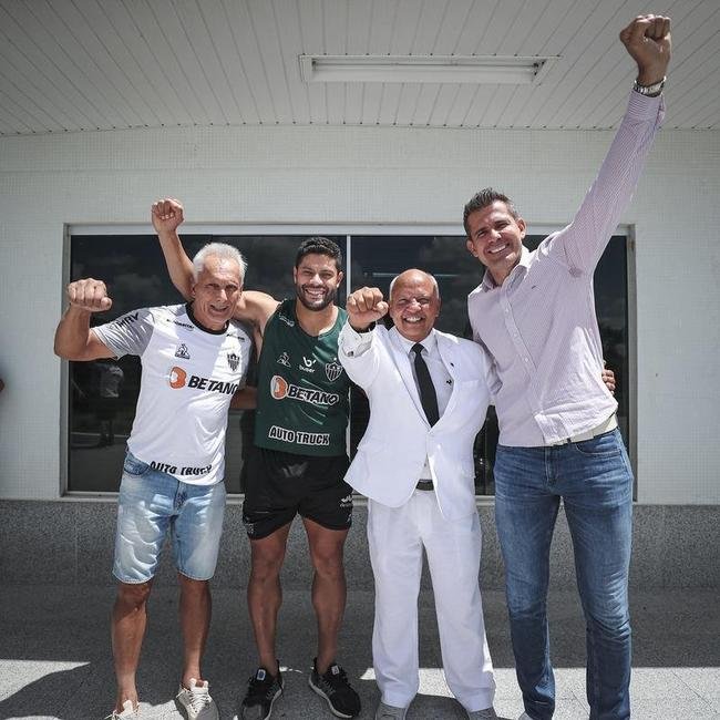 Comemorao pelo aniversrio do Galo e treino