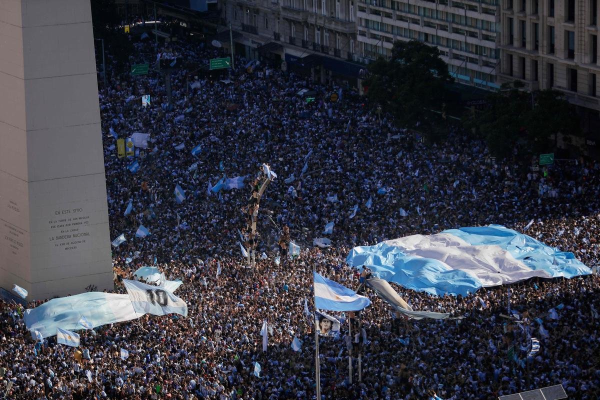 Multido festeja, no Centro de Buenos Aires, o tri mundial da Argentina conquistado na Copa do Catar