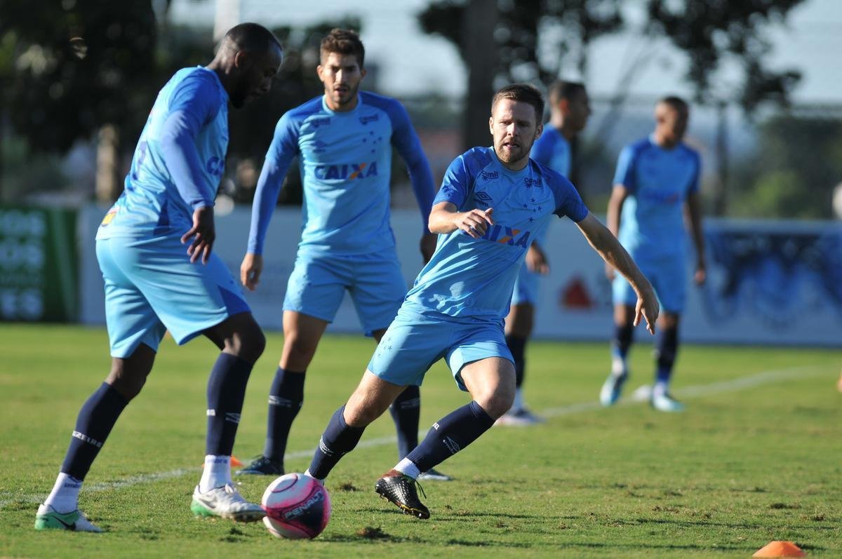 Fotos do treinamento do Cruzeiro desta tera-feira, na Toca II (Alexandre Guzanshe/EM D.A Press)