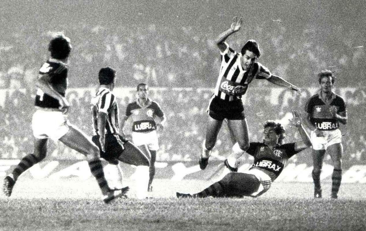 No Brasileiro de 1987, o Atltico fez a melhor campanha nas duas fases e tinha a vantagem do empate na semifinal. No primeiro jogo, vitria do Flamengo no Maracan, por 1 a 0, gol de Bebeto. No jogo da volta, no Mineiro, triunfo do Rubro-Negro por 3 a 2. Zico, Bebeto e Renato Gacho marcaram para os cariocas, enquanto Chiquinho e Srgio Arajo fizeram pelo Galo. 