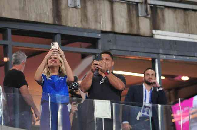 Ronaldo was greeted in a special way by Cruzeiro fans ahead of their match against Vasco at Mineirão for Matchday 31 of Serie B.  The phenomenon was accompanied by his wife Celina.