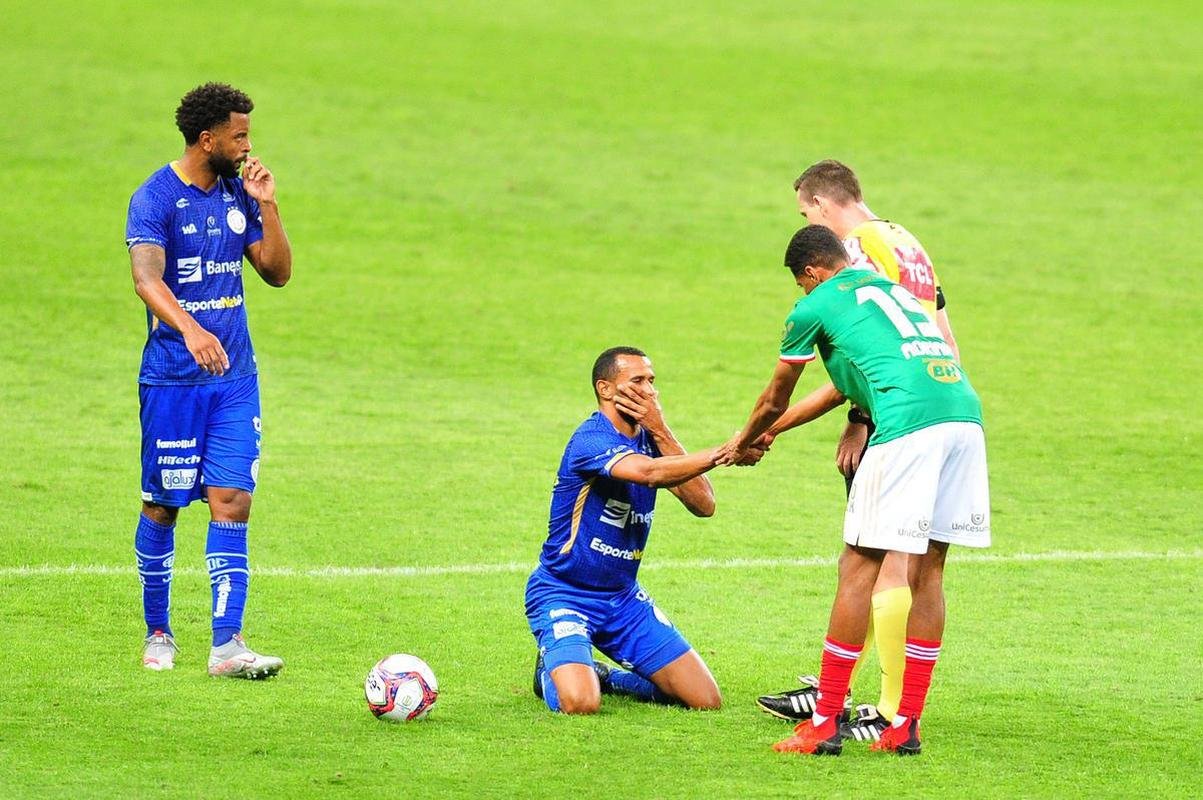 Fotos do jogo entre Cruzeiro e Confiana pela Srie B. Jogo  em Belo Horizonte marcou a volta da torcida cruzeirense ao Mineiro aps meses de ausncia devido  pandemia da COVID-19