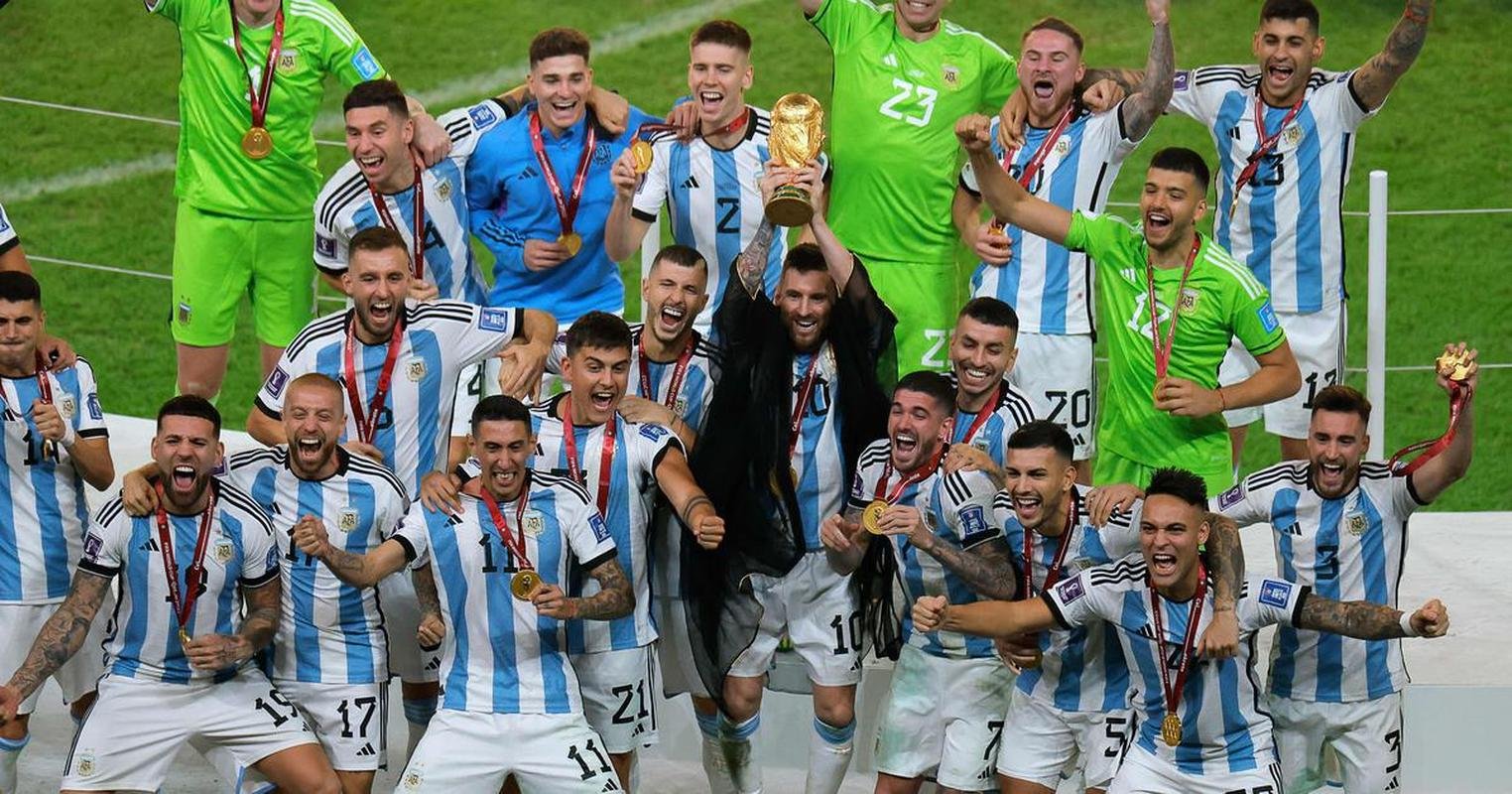 Messi ergue a taa de campeo da Copa do Mundo! Festa da Argentina no Estdio Icnico de Lusail, no Catar, com o tricampeonato mundial