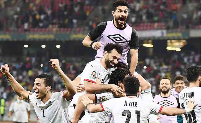 Mohamed Salah comemora com os companheiros a classificação do Egito nos pênaltis 