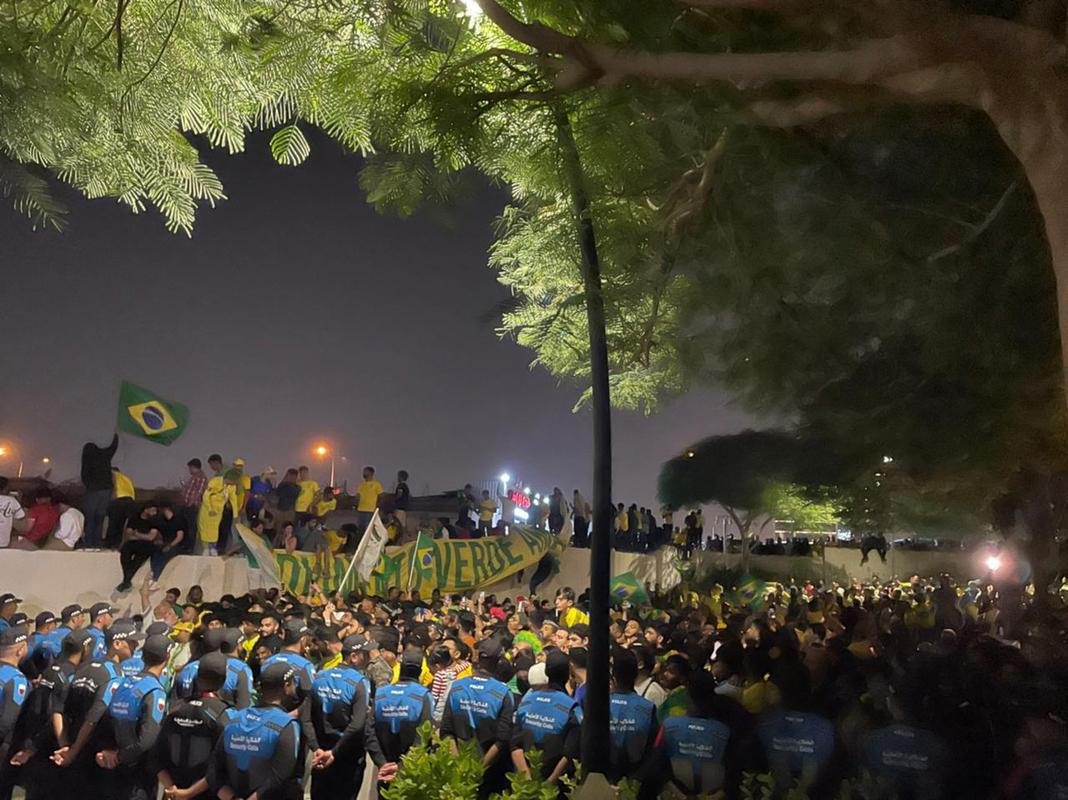 Seleo Brasileira chegou ao hotel The Westin Doha Hotel & Spa, no Centro de Doha, capital do Catar, e teve recepo calorosa de torcedores do Brasil e de outros pases. Muitos curiosos apareceram para tentar ver os craques que vo buscar o hexa na Copa do Mundo