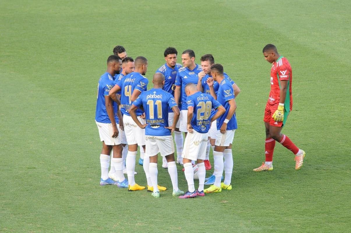 Cruzeiro goleou URT por 3 a 0 no Independncia com gols de Thiago, Machado e Edu em sua estreia no Mineiro. Ronaldo, dono da SAF, assistiu  partida no Horto. Duelo marcou estreia do tcnico uruguaio Paulo Pezzolano