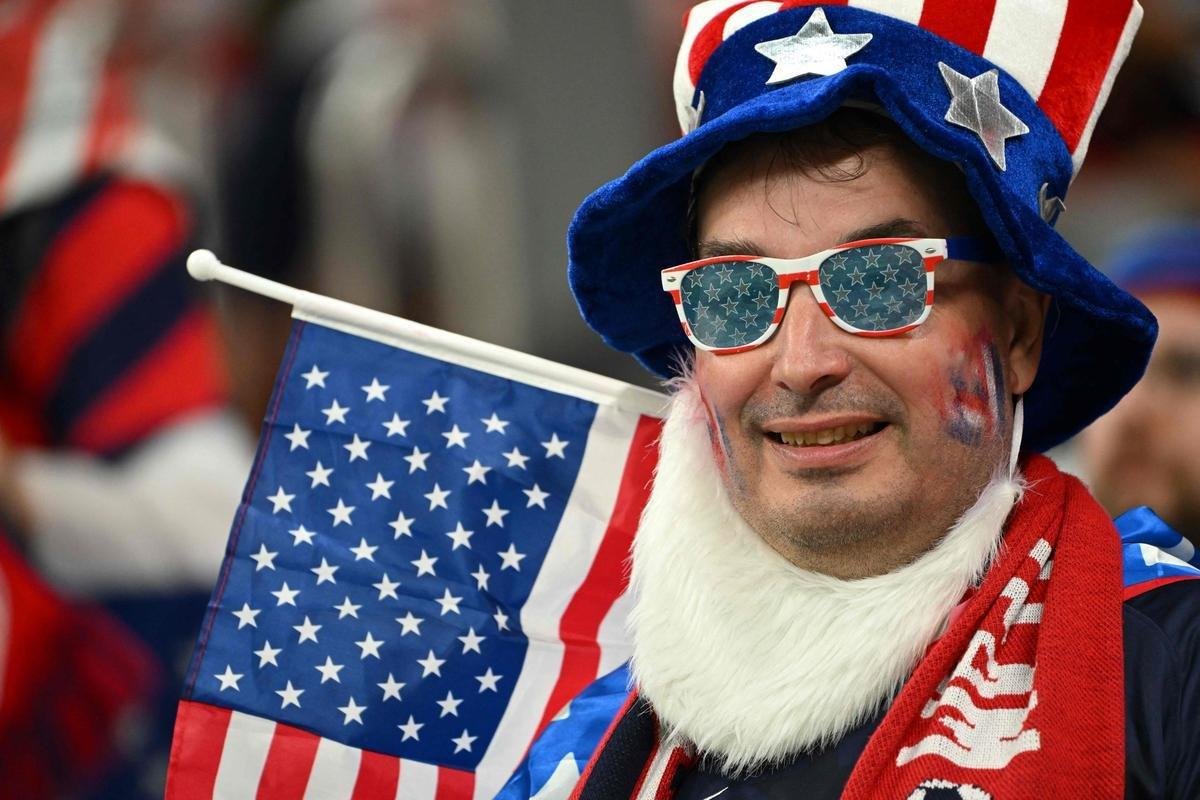 Torcedores de Inglaterra e Estados Unidos no jogo pelo Grupo B da Copa do Mundo