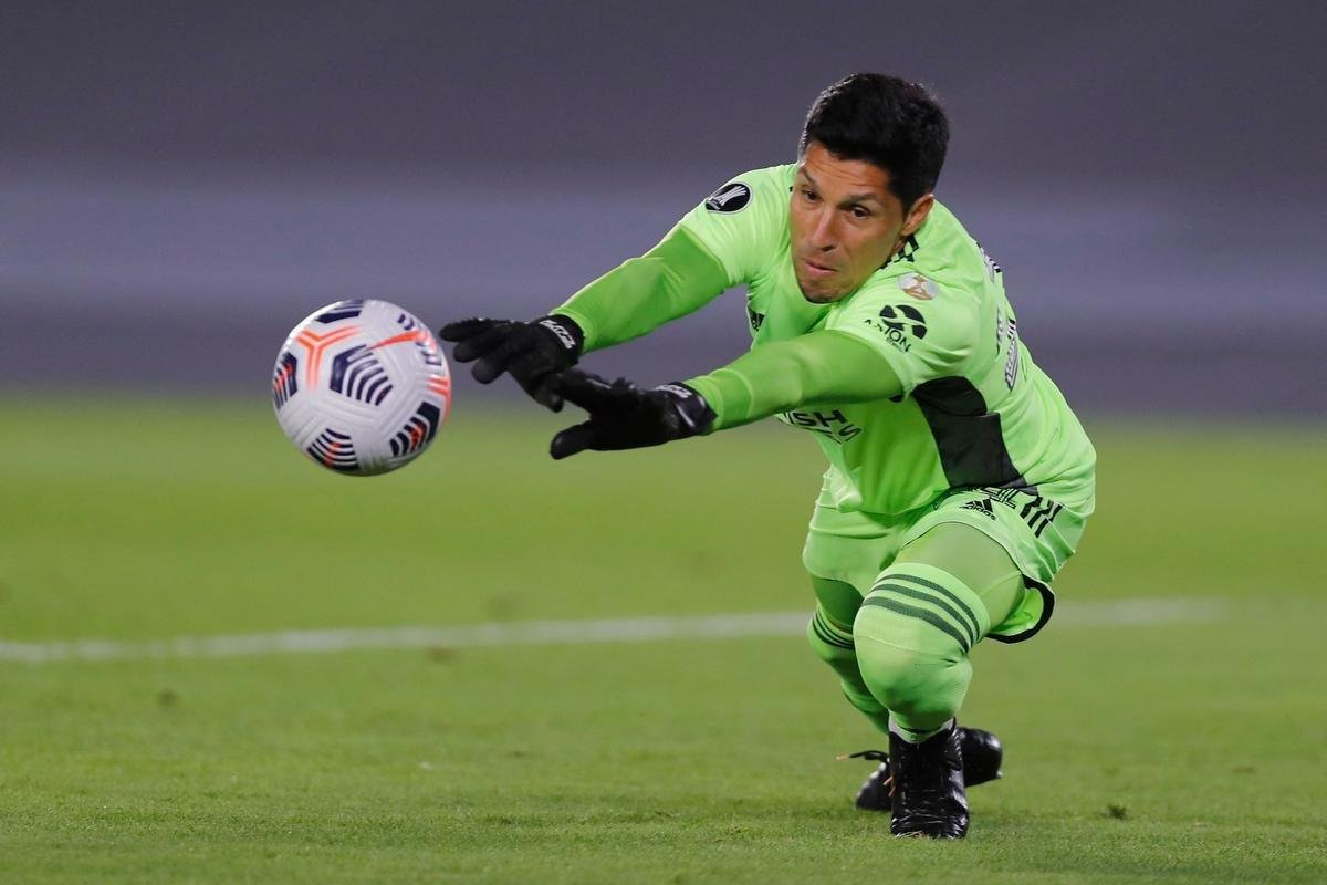 Com 25 casos simultneos de COVID-19, River Plate enfrentou Independiente Santa Fe-COL com apenas 11 jogadores disponveis e com o volante Enzo Prez improvisado como goleiro.