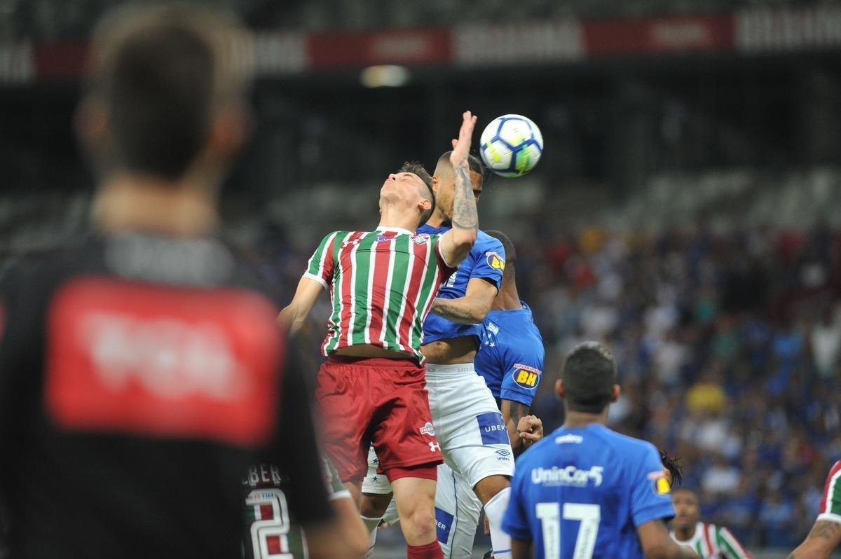 Cruzeiro derrotou Fluminense por 2 a 1, com gols de Raniel e Ayrton Lucas (contra); Henrique, tambm contra, descontou para os cariocas