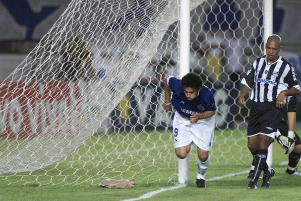 Fred em ação pelo Cruzeiro entre 2004 e 2005