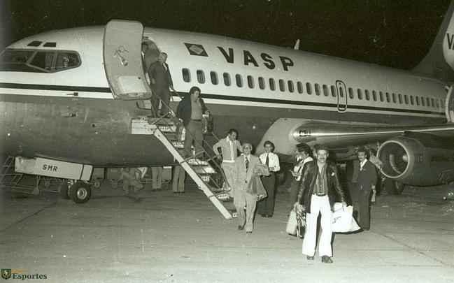 Jogadores do Cruzeiro desembarcam na Pampulha e, em seguida, saem em carro aberto por BH