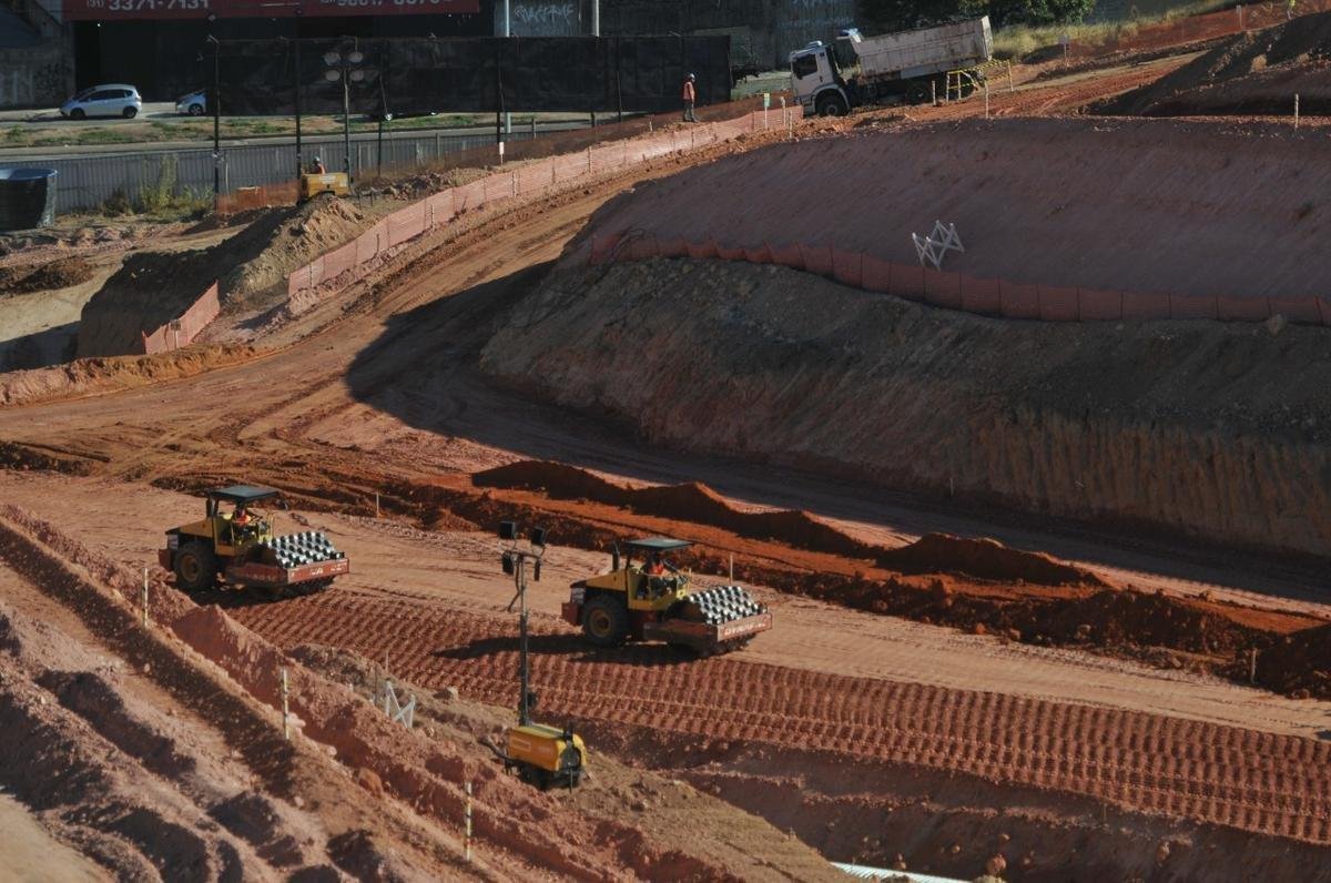 Nesta quarta-feira, a reportagem do Superesportes/Estado de Minas fez mais uma visita ao canteiro de obras da Arena MRV, futuro estdio do Atltico, no bairro Califrnia, em Belo Horizonte. A cada semana, o panorama muda bastante. No momento, a construo est em fase de terraplanagem. A boa notcia neste dia 26 de agosto  que a prefeitura da capital liberou o alvar que autoriza o incio das edificaes. (Alexandre Guzanshe/EM/D. A Press)