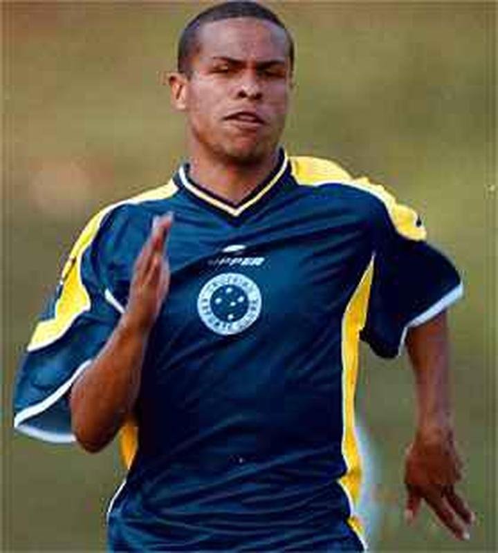 Revelado pelo Cruzeiro, Geovanni tambm passou por
Amrica, Barcelona, da Espanha, Benfica, de Portugal, Manchester City e Hull City, ambos da Inglaterra, SJ Earthquakes, dos Estados Unidos, Vitria e Bragantino