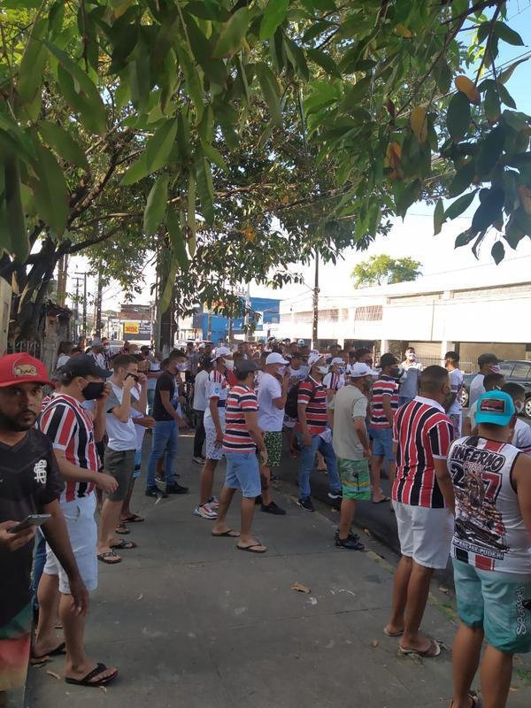 Enquanto a bola rolava para Ferroviário e Santa Cruz, neste domingo, grupo de torcedores se encontraram na sede do estádio do Arruda para protestar