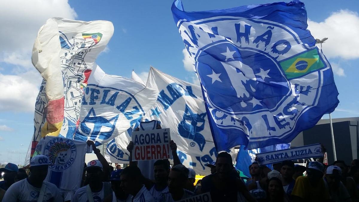 Torcedores do Cruzeiro organizaram uma grande festa no embarque do time para So Paulo