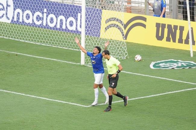 Cruzeiro goleou URT por 3 a 0 no Independncia com gols de Thiago, Machado e Edu em sua estreia no Mineiro. Ronaldo, dono da SAF, assistiu  partida no Horto. Duelo marcou estreia do tcnico uruguaio Paulo Pezzolano
