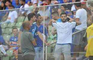 Segurana do Cruzeiro tenta impedir protesto de torcedor na arquibancada do Independncia