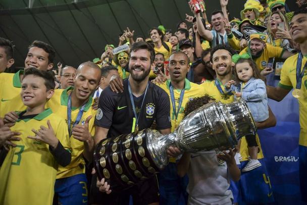 Seleção Brasileira derrota Peru por 3 a 1, conquista Copa América e ergue a taça no Maracanã; veja as fotos da festa do Brasil