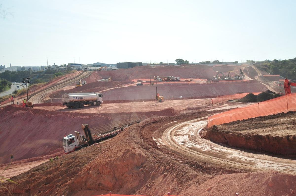 Novas fotos da construo da Arena MRV, estdio do Atltico, no bairro Califrnia, em Belo Horizonte. Nos arredores, curiosos fazem o que podem para ver o andamento das obras. (Alexandre Guzanshe/EM/D.A Press)