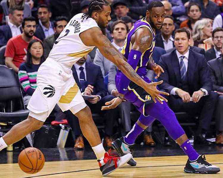 Los Angeles Lakers derrota San Antonio Spurs com LeBron de volta