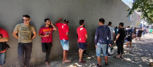 Torcida do Cruzeiro faz fila na bilheteria do Barro Preto