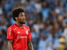 Inter: Luiz Adriano vai passar por exames mdicos aps choque de cabea