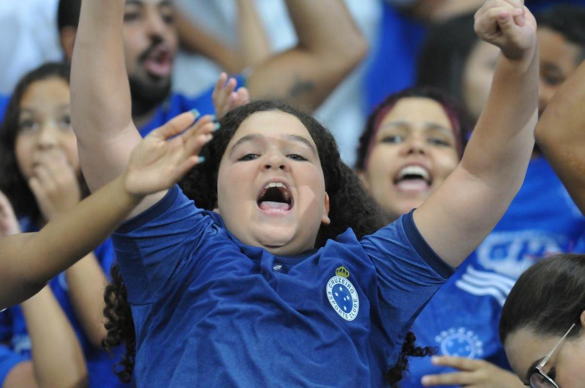 Fotos da grande festa da torcida e do time do Cruzeiro aps a vitria sobre o Operrio, por 1 a 0, que aproximou o time celeste do acesso  Srie A