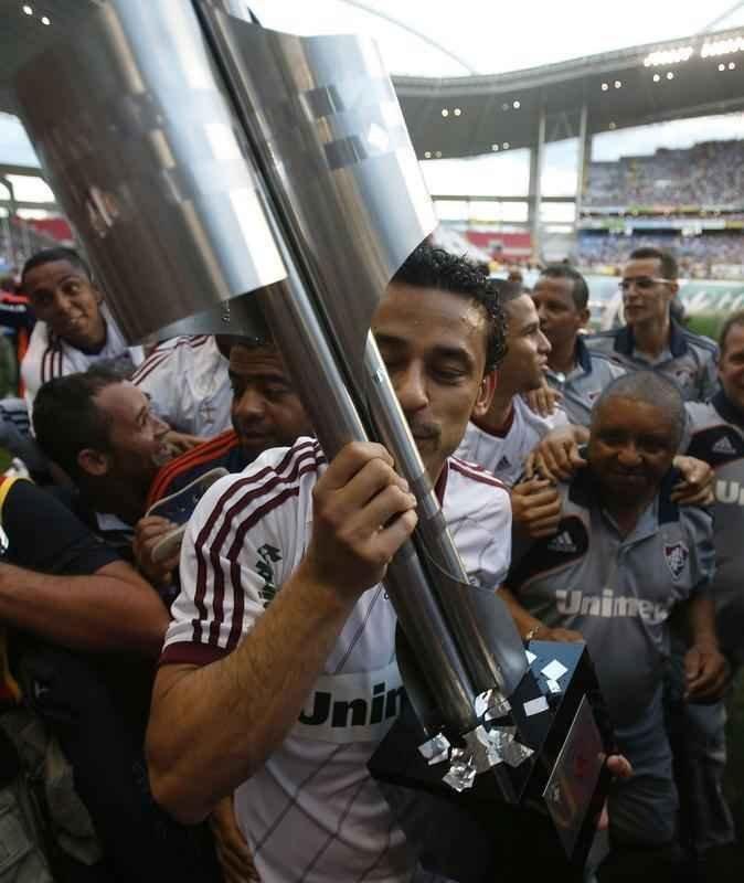 No Fluminense, Fred levanta a taa de campeo brasileiro em 2012; jogador tambm conquistou ttulo em 2010