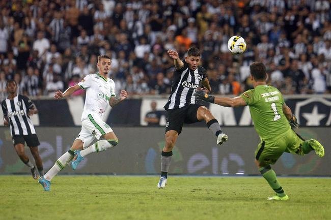 Fotos da partida entre Botafogo e Amrica, pelo duelo de volta das oitavas de final da Copa do Brasil. Jogo foi realizado nesta quinta-feira (14), no estdio Nilton Santos, na cidade do Rio de Janeiro.