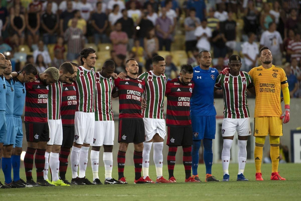 Times fizeram minuto de silncio sob forte emoo antes do clssico no Maracan 