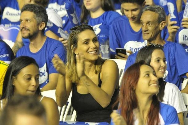 Veja fotos das torcidas na deciso da Superliga Feminina no Mineirinho