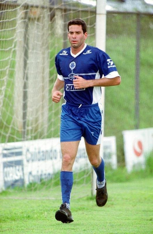 O goleiro Artur Moraes integrou o elenco do Cruzeiro na conquista da Trplice Coroa, em 2003. Era reserva de Gomes. Tambm foi suplente imediato de Fbio entre 2005 e 2007. Fez 56 jogos com a camisa azul.