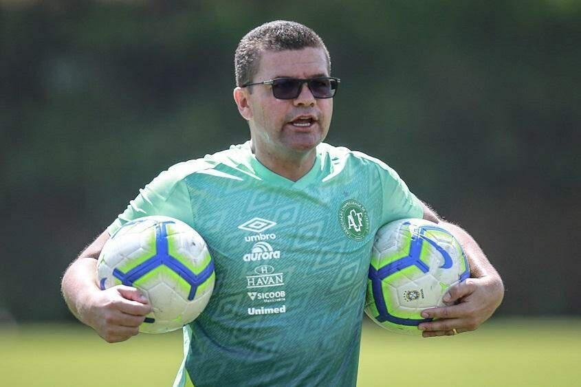 Umberto Louzer - o tcnico de 40 anos tem chance de conquistar a Srie B pela Chapecoense, com a qual possui vnculo at dezembro de 2021. Para isso, precisa vencer o Confiana, na Arena Cond, em Chapec, por placar superior ao de um eventual triunfo do Amrica sobre o Ava, no Independncia, em Belo Horizonte. As equipes somam 70 pontos (63%) e esto empatadas em vrios quesitos: 19 vitrias, 13 empates, 5 derrotas e 19 gols de saldo. O Coelho  o primeiro colocado por ter feito mais gols: 41 a 39.