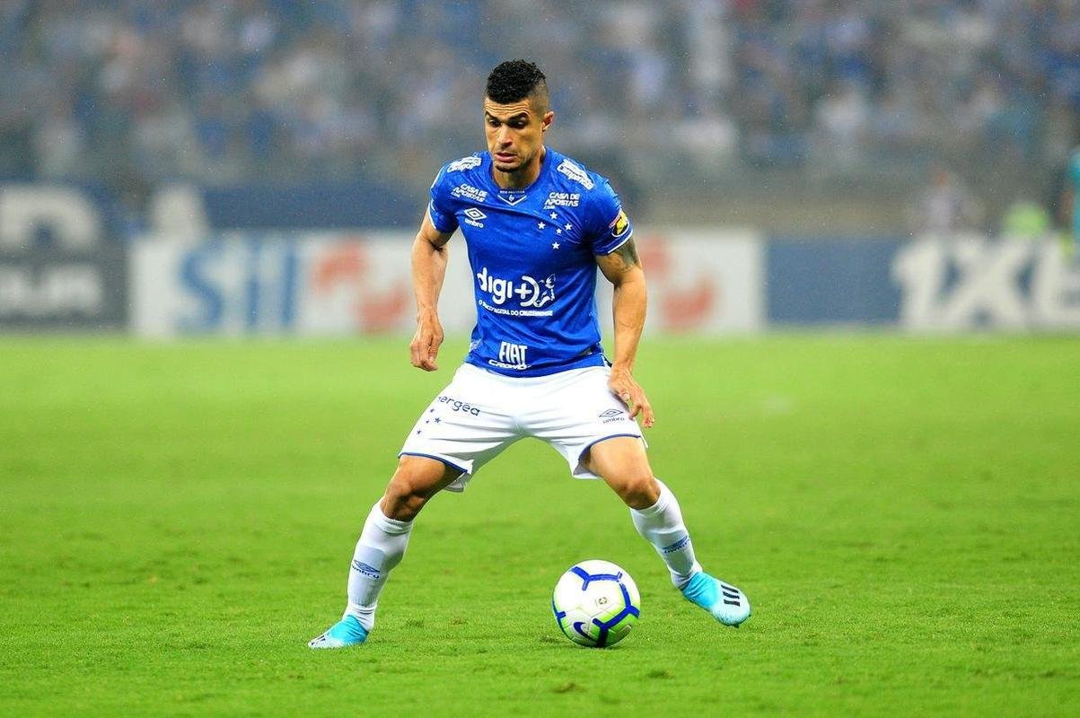 No ano do rebaixamento para a Srie B do Campeonato Brasileiro, em 2019, a Caixa deu lugar ao Banco Digimais como patrocnio mster. A Umbro permaneceu em seu ltimo ano e lanou uma camisa azul com detalhes brancos na gola e na ponta das mangas. O patch de campeo da Copa do Brasil deixou a camisa em setembro, depois que o Athletico Paranaense conquistou a edio do torneio daquele ano.