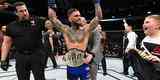 Cody Garbrandt (luvas azuis) venceu Dominick Cruz por deciso unnime e conquistou o cinturo dos galos