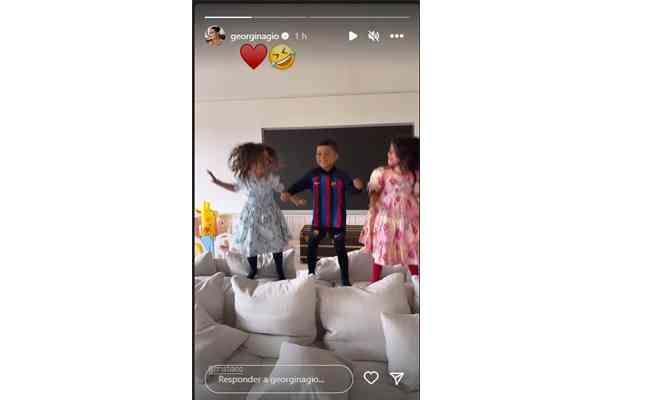 Mateo, filho de Cristiano Ronaldo, brincando com as irms Eva e Alana 