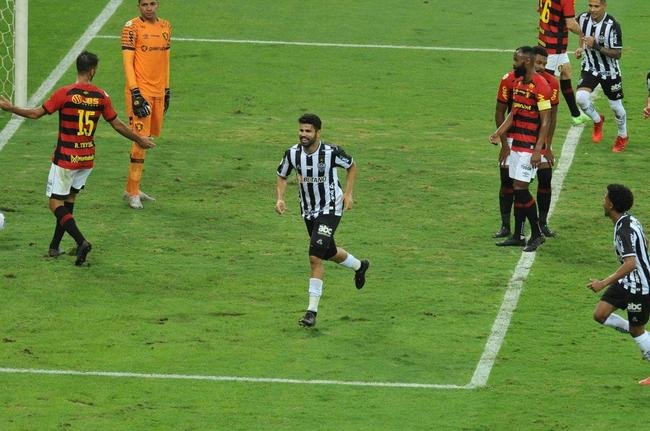 Fotos do gol de Diego Costa, de cabe�a, sobre o Sport. Foi primeiro gol do Atl�tico na vit�ria por 3 a 0 pela 21� rodada do Brasileiro