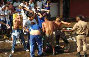 Cruzeiro e Villa em 2007 teve superlotao e confronto entre policiais e torcedores em Nova Lima