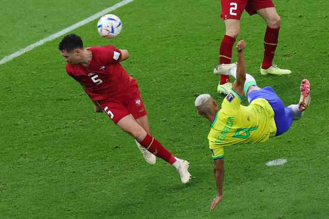 Richarlison fez uma acrobacia para marcar o segundo gol do Brasil