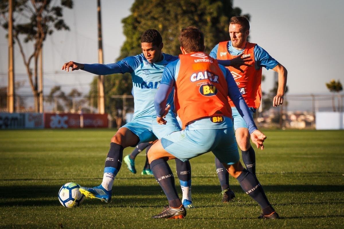 Depois de vencer o Amrica por 3 a 1 no Mineiro, o Cruzeiro se reapresentou na tarde desta sexta-feira, na Toca da Raposa II. Como de praxe, os titulares realizaram treinamento regenerativos na academia. J os reservas estiveram em campo para atividade tcnica sob orientao de Mano Menezes. O treinador, inclusive, passou a maior parte do trabalho em conversa reservada com o vice-presidente de futebol Itair Machado. O prximo compromisso do clube  contra o Atltico-PR, no domingo, s 19h, no Gigante da Pampulha. 
