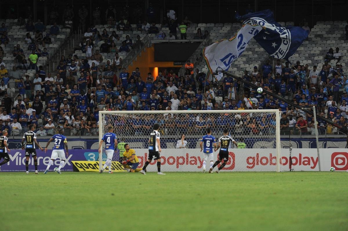 Em jogo com grande atuao do goleiro Fbio, Cruzeiro derrotou Santos de virada, por 2 a 1, com gols de Sass e Raniel; Gabriel Barbosa marcou para o Peixe, no Mineiro, pela 26 rodada do Brasileiro