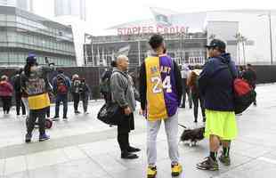 Torcedores do Lakers e amantes do basquete homenageiam Kobe Bryant