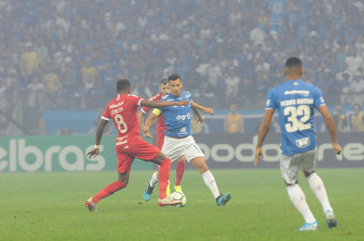Fotos do primeiro tempo do duelo entre Cruzeiro e Internacional, no Mineiro, pela semifinal da Copa do Brasil