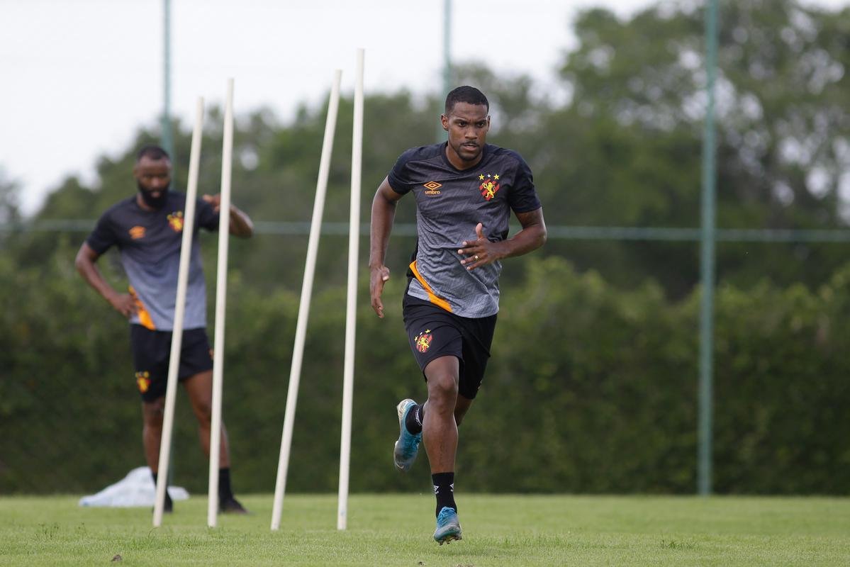 SEXTA-FEIRA: no quinto dia de trabalho os jogadores voltaram a realizar um circuito físico para os jogadores em busca de condicionamento, mas também houve contato com bola (como foi a quarta-feira) - uma movimentação curta de fundamento. Treino durou cerca de 1h20